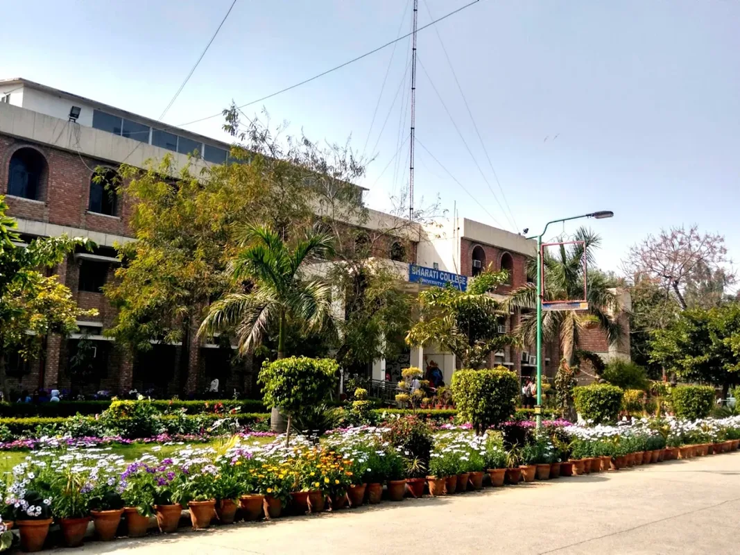 Bharti Vishwavidyalaya Main Campus Quadrangle View